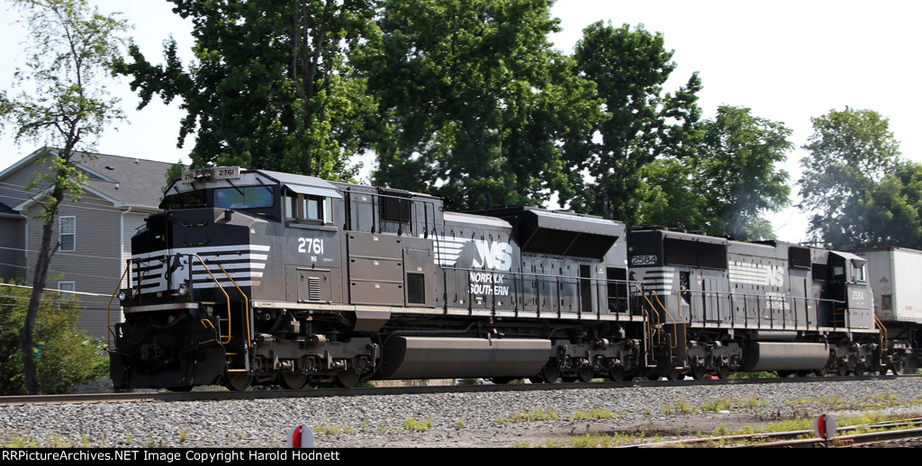 NS 2761 leads train 218 